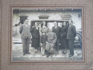 Famiglia Sebaste con auto fine anni trenta